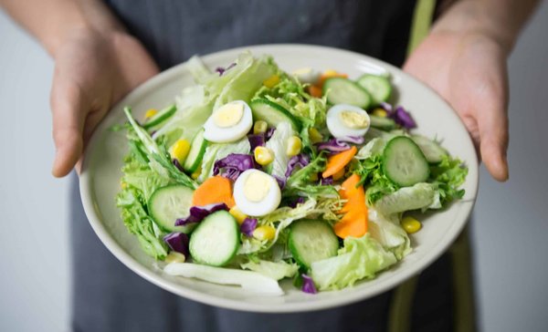 Comment préparer des salades méditerranéennes légères sans feta ?